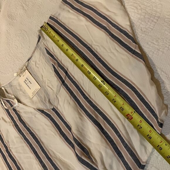 Sim & Sam crop V-neck Thai front Ray on top. Small - Picture 6 of 8